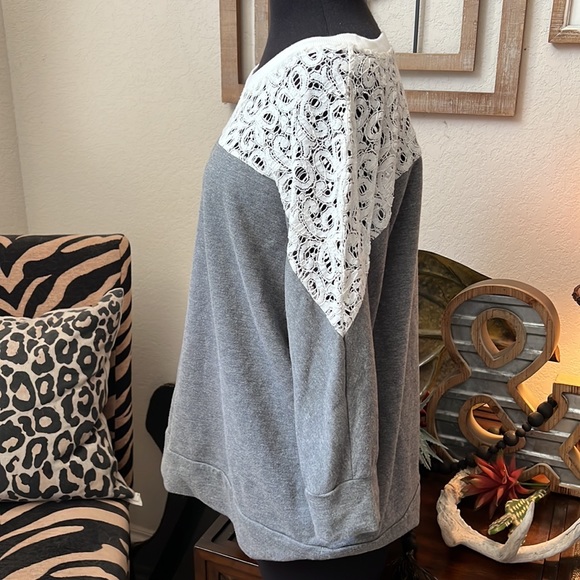 Sweatshirt with Lace - Picture 4 of 5